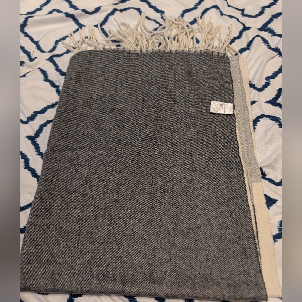 Liz Claiborne Gray and Cream Fringed Wrap. 64x54.